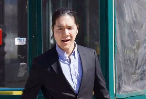 真子公主陪小室圭第三度考律師,駙馬扎小辮穿短褲,神態很放鬆