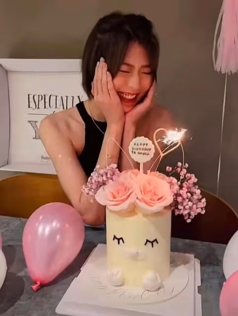 Tvb三女神罕見同框,34歲連詩雅甜美如少女,穿黑色背心顯性感