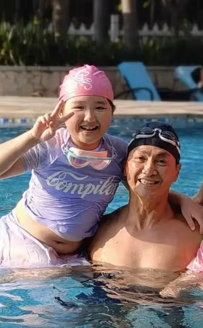 62歲展昭何家勁首曬娃!高舉倆女孩臂力驚人,至今未婚自曝有女兒