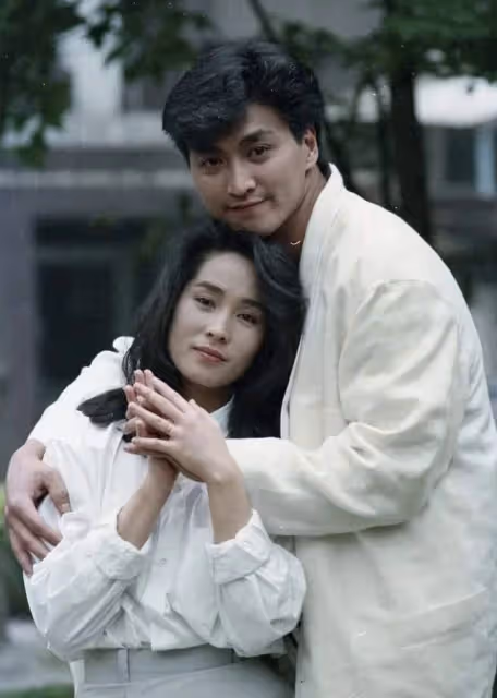 62歲展昭何家勁首曬娃!高舉倆女孩臂力驚人,至今未婚自曝有女兒