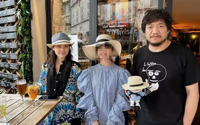 47歲梅婷在國外與男演員喝酒!穿深V白到發光,素麵朝天美到顯眼