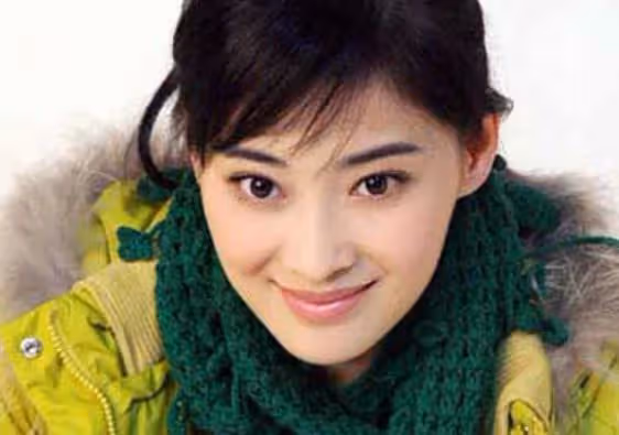47歲梅婷在國外與男演員喝酒!穿深V白到發光,素麵朝天美到顯眼