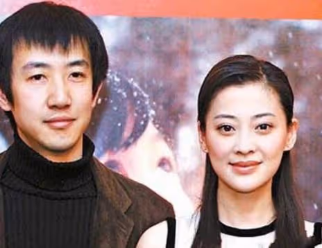 47歲梅婷在國外與男演員喝酒!穿深V白到發光,素麵朝天美到顯眼