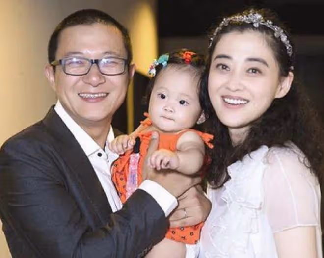 47歲梅婷在國外與男演員喝酒!穿深V白到發光,素麵朝天美到顯眼