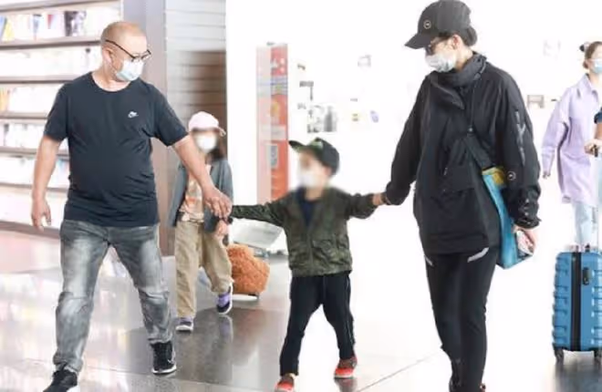 47歲梅婷在國外與男演員喝酒!穿深V白到發光,素麵朝天美到顯眼