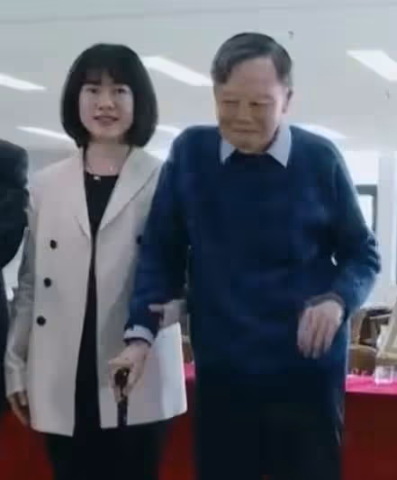 楊振寧100歲了,被誤解的翁帆,是原配送給他最好的禮物