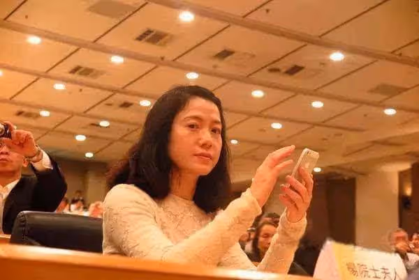 楊振寧100歲了，被誤解的翁帆，是原配送給他最好的禮物