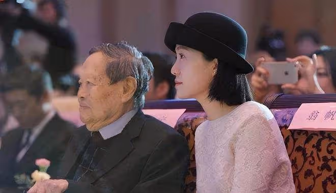 楊振寧100歲了,被誤解的翁帆,是原配送給他最好的禮物