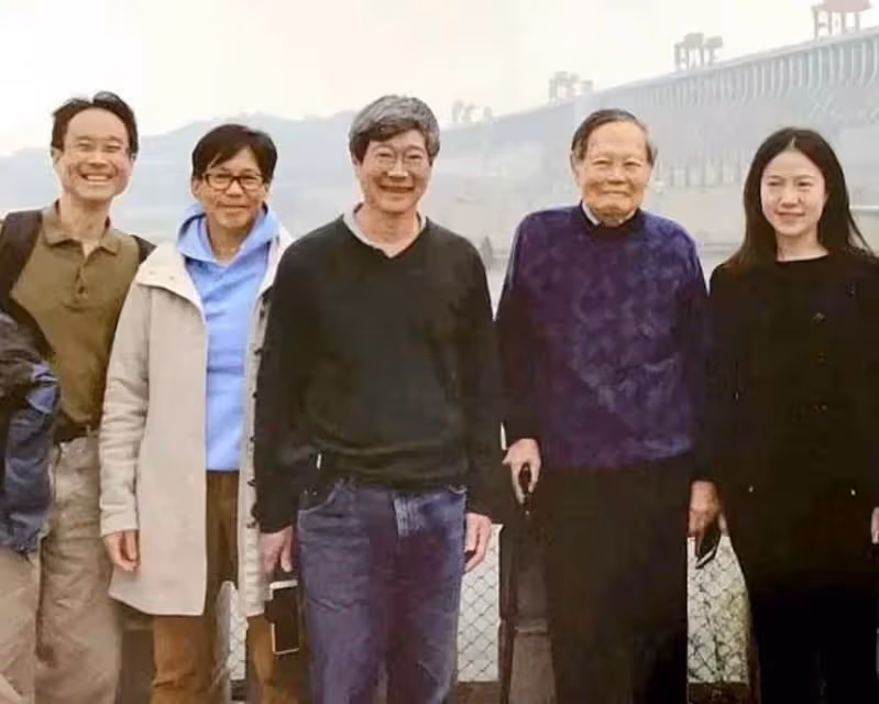楊振寧100歲了,被誤解的翁帆,是原配送給他最好的禮物