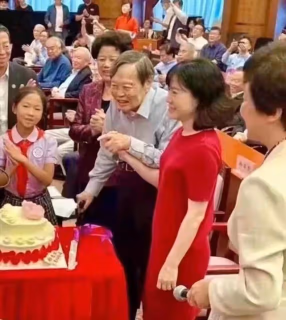 楊振寧100歲了,被誤解的翁帆,是原配送給他最好的禮物
