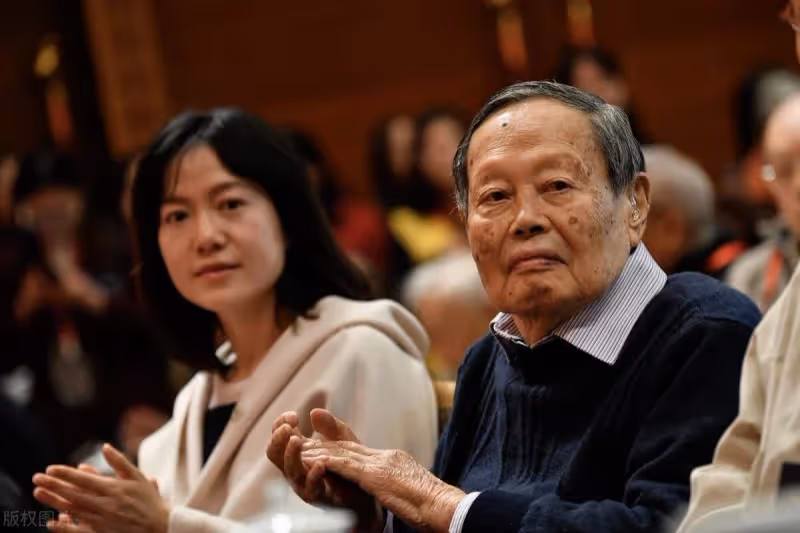 楊振寧100歲了,被誤解的翁帆,是原配送給他最好的禮物