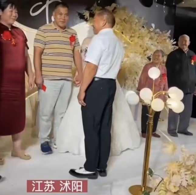 56歲新郎迎娶90後新娘,岳父比新郎還年輕一聲爸爸,讓岳父心顫:亂了輩分