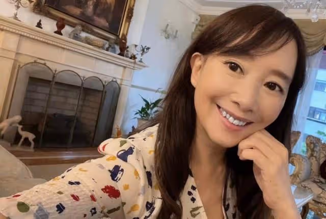 奢華!66歲香港一代玉女歌手公開豪宅內景,金碧輝煌猶如宮殿一般