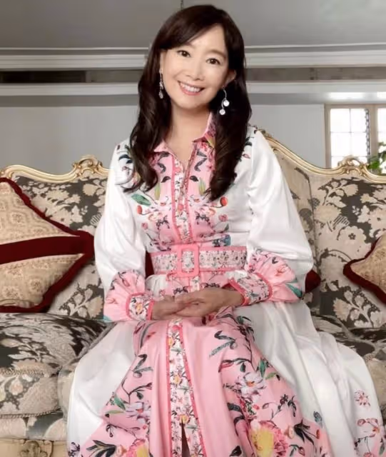 奢華!66歲香港一代玉女歌手公開豪宅內景,金碧輝煌猶如宮殿一般