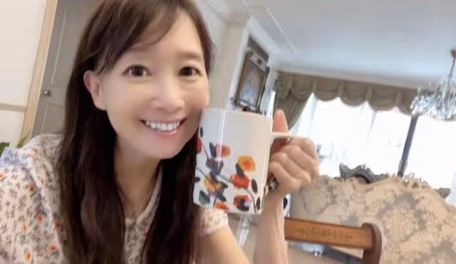 奢華!66歲香港一代玉女歌手公開豪宅內景,金碧輝煌猶如宮殿一般