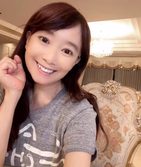 奢華!66歲香港一代玉女歌手公開豪宅內景,金碧輝煌猶如宮殿一般