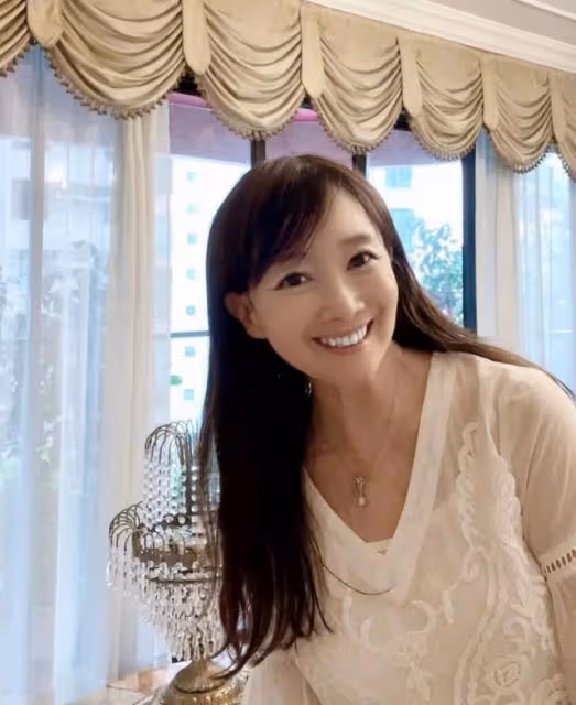 奢華!66歲香港一代玉女歌手公開豪宅內景,金碧輝煌猶如宮殿一般