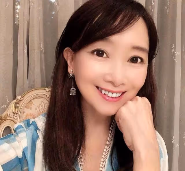奢華!66歲香港一代玉女歌手公開豪宅內景,金碧輝煌猶如宮殿一般