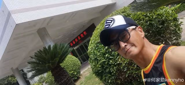 62歲知名港星曬泳池照!被質疑隱婚生女,小傢伙與其眉眼間太相似