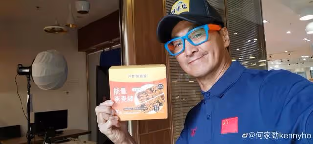 62歲知名港星曬泳池照!被質疑隱婚生女,小傢伙與其眉眼間太相似