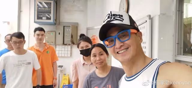 62歲知名港星曬泳池照!被質疑隱婚生女,小傢伙與其眉眼間太相似