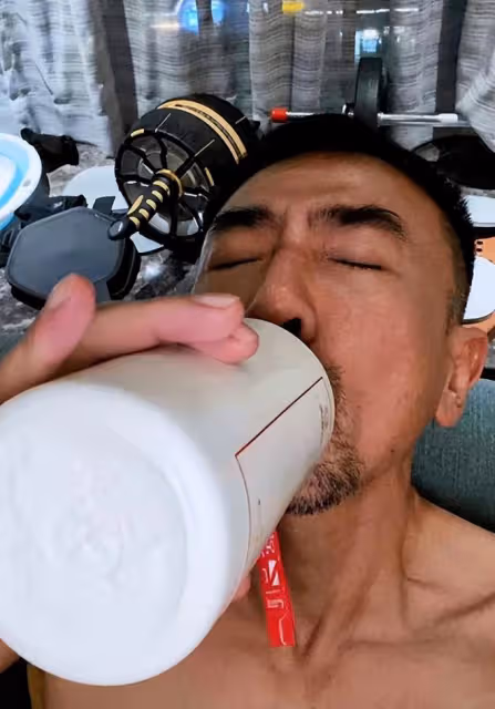 甄嬛傳齊妃被曝離婚!老公深夜喝茅台酒消愁,夫妻倆超一年無互動