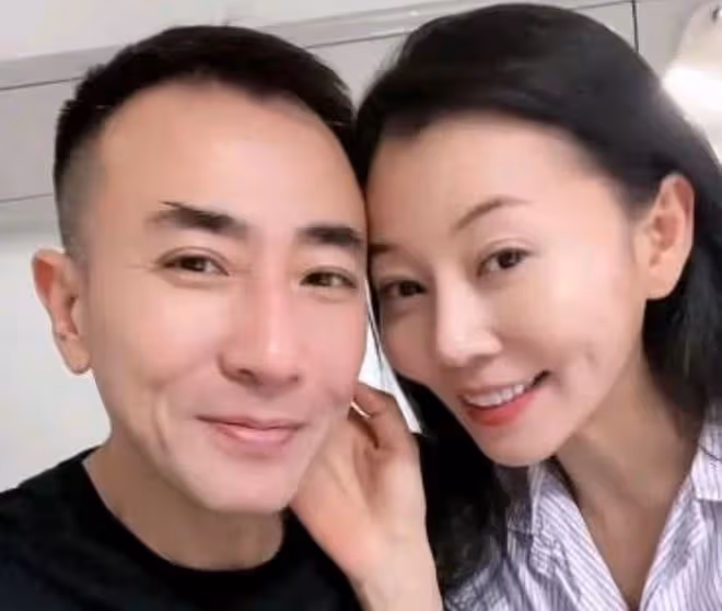 甄嬛傳齊妃被曝離婚!老公深夜喝茅台酒消愁,夫妻倆超一年無互動