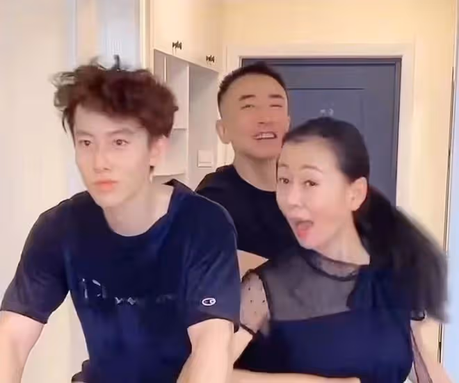 甄嬛傳齊妃被曝離婚!老公深夜喝茅台酒消愁,夫妻倆超一年無互動