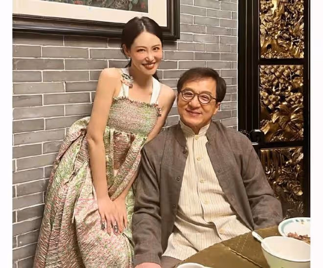 網紅鼻祖與成龍親密合影,穿著清涼性感,誇成龍連吃3碗飯胃口好