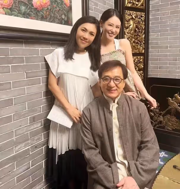 網紅鼻祖與成龍親密合影,穿著清涼性感,誇成龍連吃3碗飯胃口好