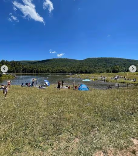 林依輪兒子久居國外,住別墅穿金戴銀,與外國女友纏綿似連體嬰