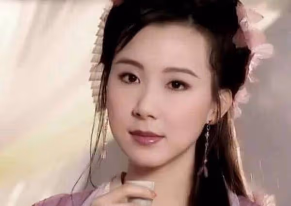 不愧是台灣第一美女！53歲蕭薔「臉蛋身材全凍齡」似20歲少女　穿「蕾絲開叉裙」身材超吸睛
