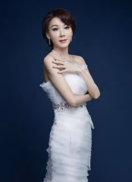 不愧是台灣第一美女！53歲蕭薔「臉蛋身材全凍齡」似20歲少女　穿「蕾絲開叉裙」身材超吸睛