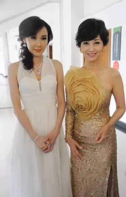 不愧是台灣第一美女!53歲蕭薔「臉蛋身材全凍齡」似20歲少女 穿「蕾絲開叉裙」身材超吸睛