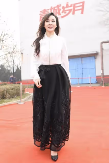 不愧是台灣第一美女!53歲蕭薔「臉蛋身材全凍齡」似20歲少女 穿「蕾絲開叉裙」身材超吸睛