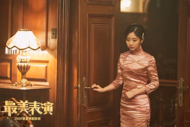 譚松韻旗袍造型首秀!身材原來這麼好,不扮嫩氣質更高級