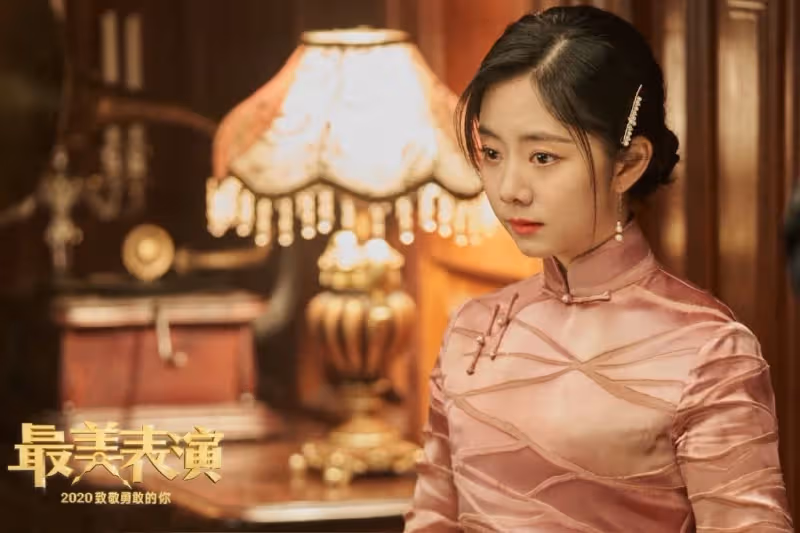 譚松韻旗袍造型首秀!身材原來這麼好,不扮嫩氣質更高級
