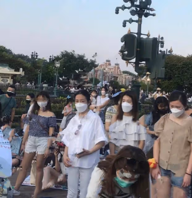 劉德華妻女逛迪士尼被偶遇!10歲女兒大長腿搶鏡,朱麗倩跪地休息接地氣