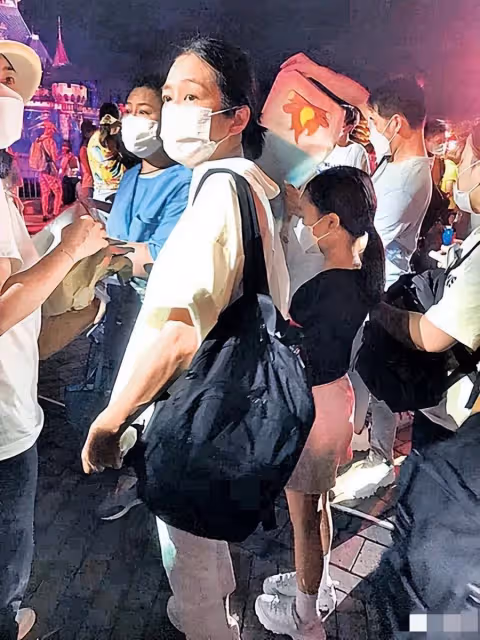 劉德華妻女逛迪士尼被偶遇!10歲女兒大長腿搶鏡,朱麗倩跪地休息接地氣