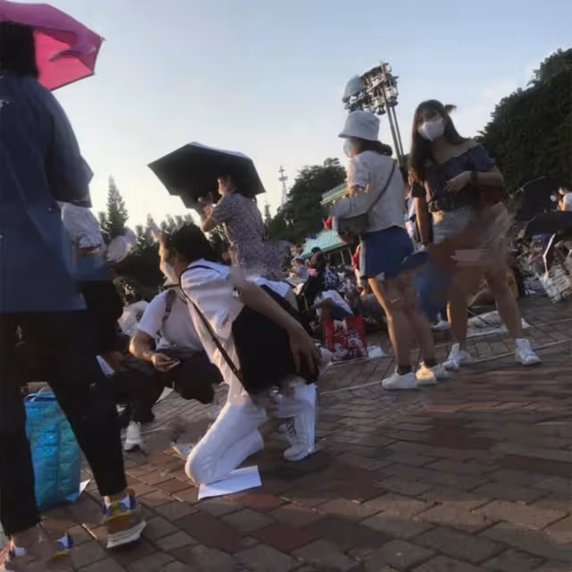 劉德華妻女逛迪士尼被偶遇!10歲女兒大長腿搶鏡,朱麗倩跪地休息接地氣