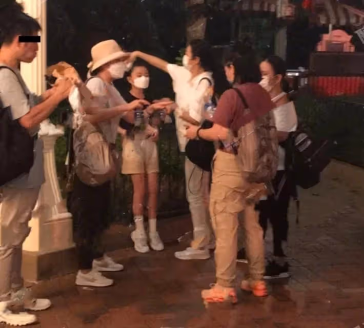 劉德華妻女逛迪士尼被偶遇!10歲女兒大長腿搶鏡,朱麗倩跪地休息接地氣