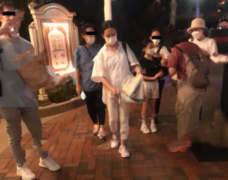 劉德華妻女逛迪士尼被偶遇!10歲女兒大長腿搶鏡,朱麗倩跪地休息接地氣