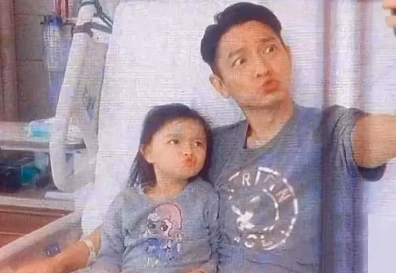 劉德華妻女逛迪士尼被偶遇!10歲女兒大長腿搶鏡,朱麗倩跪地休息接地氣