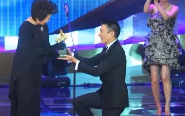 曾幫劉德華還債4000萬!73歲影后「無戲可拍」被子女棄之不養 華仔霸氣一肩扛:我養妳