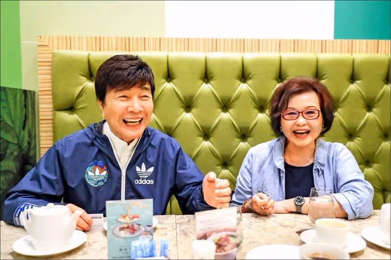 寶島歌王一生未婚「收迷路男童當乾兒子」父子情深35年 擁2億豪宅「客廳大到可打羽球」名下曾有10房