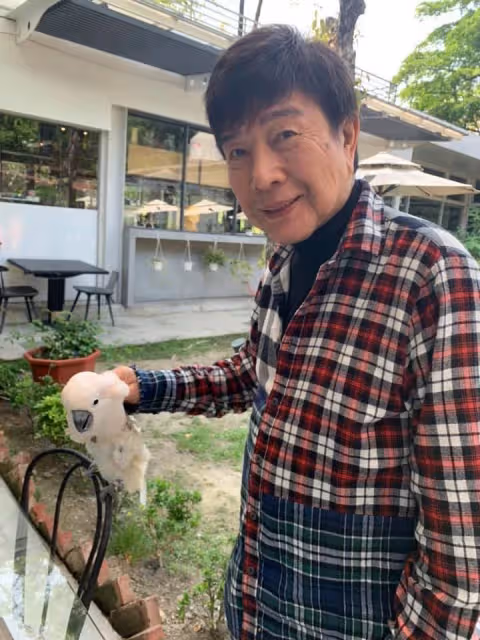 寶島歌王一生未婚「收迷路男童當乾兒子」父子情深35年 擁2億豪宅「客廳大到可打羽球」名下曾有10房