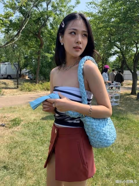 唱嗨了!韓國女歌手BIBI參加音樂節,表演期間比基尼險些滑落