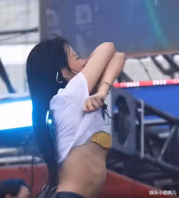 唱嗨了!韓國女歌手BIBI參加音樂節,表演期間比基尼險些滑落