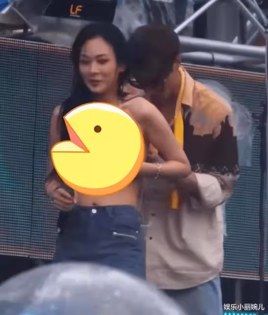 唱嗨了!韓國女歌手BIBI參加音樂節,表演期間比基尼險些滑落