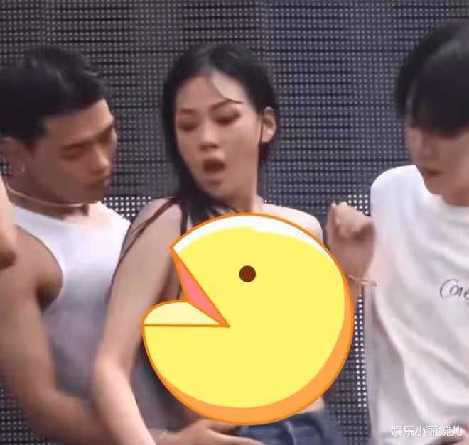 唱嗨了!韓國女歌手BIBI參加音樂節,表演期間比基尼險些滑落
